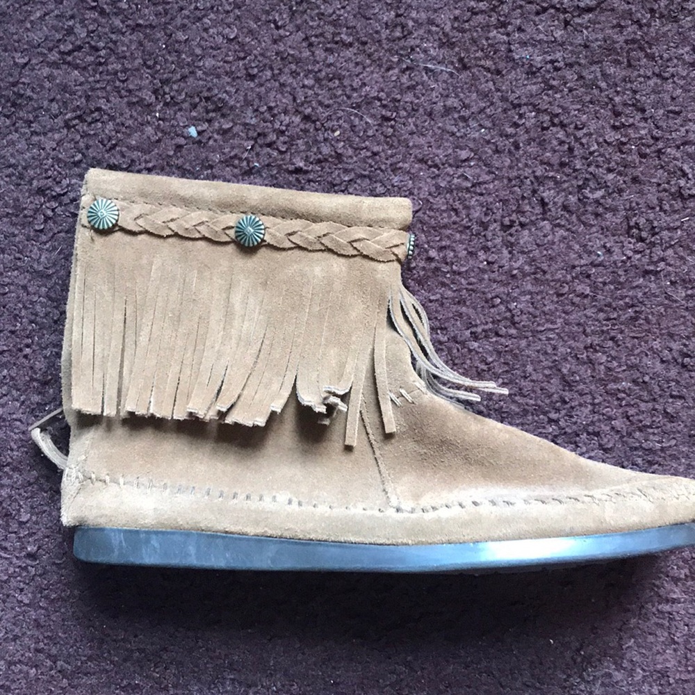 Size 7 minnetonka never worn